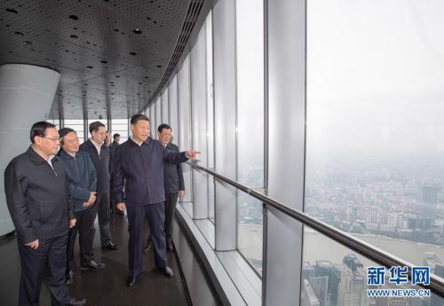 这是习近平在上海中心大厦119层观光厅俯瞰上海城市风貌。 新华社记者 李学仁 摄